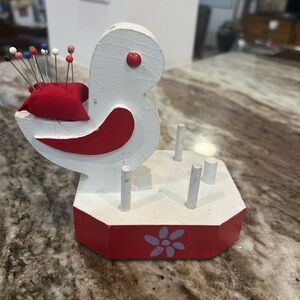 VINTAGE sewing caddy! Put in scissors and that becomes the beak!